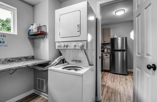 North Tonawanda Cottage | Beautifully renovated carriage house, walking distance to downtown