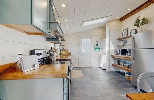 Boothbay Harbor Cabin | Beautifully updated cabin near town & Barrett's Park with deck, BBQ, & W/D