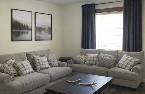 Pittsburgh House | Beautifully updated 6-bedroom home that blends cozy comfort with simple.