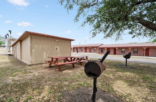 Beeville House | Best Spot For Your Next Trip! Free Parking, Minutes to Flournoy Park