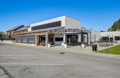 Perrysburg Apartment | Between Restaurant & Brewery! Chic Perrysburg Apt