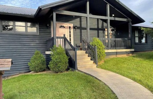Alexandria Cabin | Big Log Cabin 3 miles Denison & Granville. Farm views.