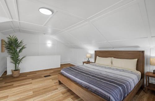 Bloomfield House | Bloomfield, Shadyside !D Spacious and Unique Bright Private Bedroom with Shared Bathroom