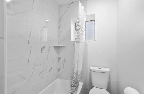 Bloomfield House | Bloomfield, Shadyside !D Spacious and Unique Bright Private Bedroom with Shared Bathroom
