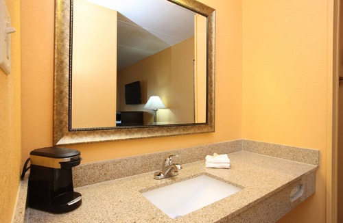 South Glens Falls Hotel | BLUE SKY INN Glens Falls-Saratoga-Lake George