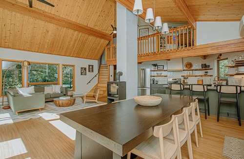 East Dixfield House | Blueberry Point – A Four-Season Lakeside Retreat in Central Maine