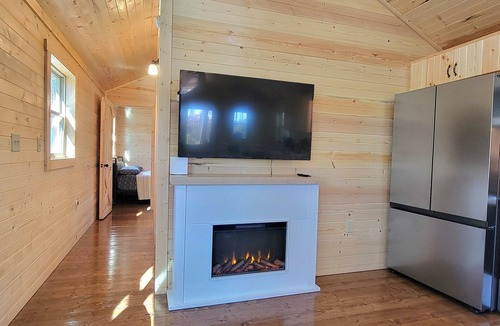 Valois Cabin | Bluebird Cabin - Brand New Cozy Log Cabin on 5-Wooded Acres/Pet-Friendly!