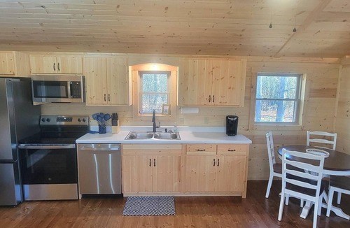 Valois Cabin | Bluebird Cabin - Brand New Cozy Log Cabin on 5-Wooded Acres/Pet-Friendly!