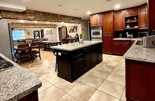 Garden City Cabin | Boat Parking | Sleeps 35 | Lake Views | Hot Tub