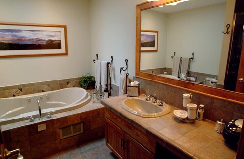 Bolton Landing Cabin | Boathouse Waterfront Lodging
