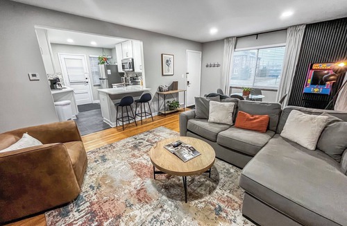Grandview Heights Apartment | Bold & Beautiful Flat - Unmatched location - Garage