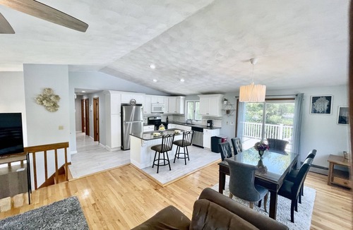 Bonnet Shores House | Bonnet Shores 6 Bed 3 Bath in Bonnet near weekend Neighborhood shuttle to Beach