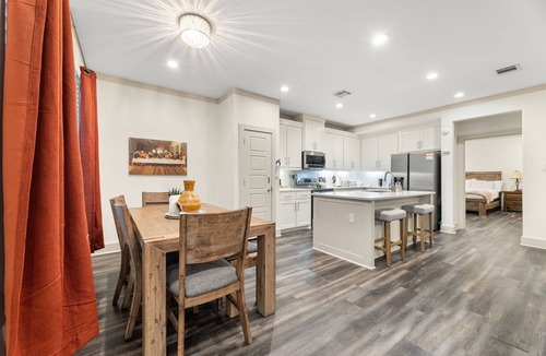 West Dallas House | BOOK TODAY! King Bed with Hot Tub, FirePit, BBQ, Large yard