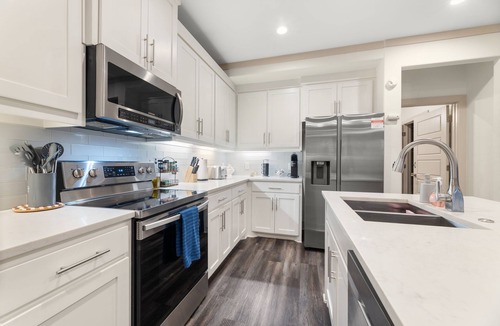 West Dallas House | BOOK TODAY! King Bed with Hot Tub, FirePit, BBQ, Large yard