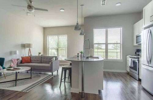 Allen Apartment | Boulevard Stays Luxury 1BR King Suite Pool Gym Parking - B