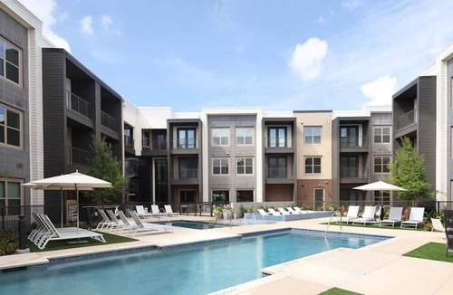McKinney Apartment | Boulevard Stays Pool Gym Parking 1BR King Suite A