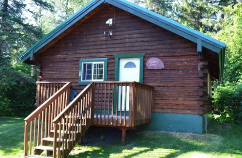 Bear Creek Cabin | Box Canyon Cabin Bear's Den Cabin - 2 bed, WI-FI