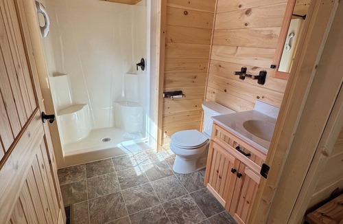 Inlet Cabin | BRAND-NEW LAKEFRONT LODGE Black Bear Lodges - The Bear's Lair Lodge