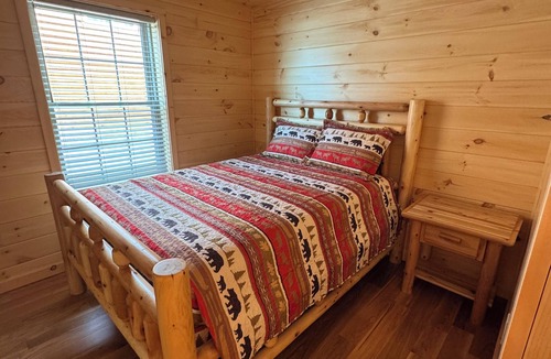 Inlet Cabin | BRAND-NEW LAKEFRONT LODGE Black Bear Lodges - The Bear's Lair Lodge