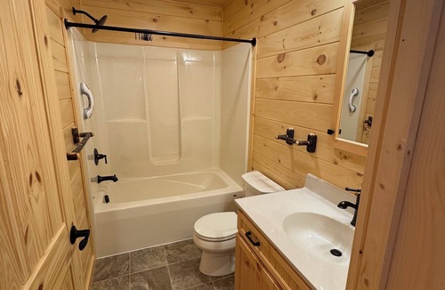 Inlet Cabin | BRAND-NEW LAKEFRONT LODGE Black Bear Lodges - The Bear's Lair Lodge