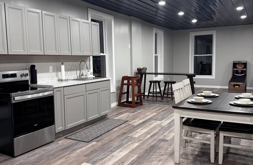 Kane Apartment | BRAND NEW, SPACIOUS, FUN - The Wolves Den on Fraley