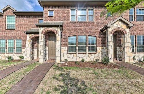 Denton House | Brand-New Townhome Near UNT/TWU & The Square!