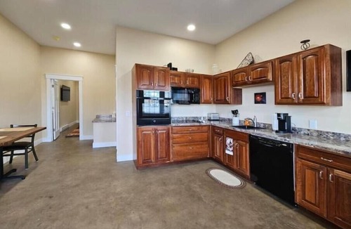 Grove City Apartment | Breckenridge Suites #7 - The King's Suite - Cozy 1-Bedroom with Full Kitchen