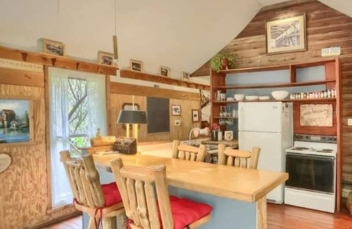 New Wilmington Cabin | Bridgehouse~Amish Countryside~Sleep in a Converted Covered Bridge!