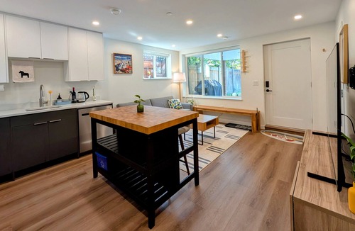 Hastings House | Bright 2-Bed Ground Suite | Steps to PNE & Transit