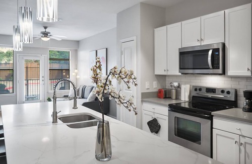 St. Edwards Apartment | Bright 2BR Flat w/Balcony + Pool | Walk to SoCo