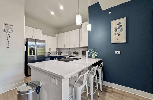 Deep Ellum Apartment | Bright 2BR2BA Stay Deep Ellum w/Pool Gym Parking