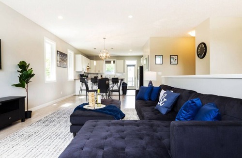 Jasper Place House | Bright 6 BD Executive Home - 2 Kitchens - Garage - NFLX