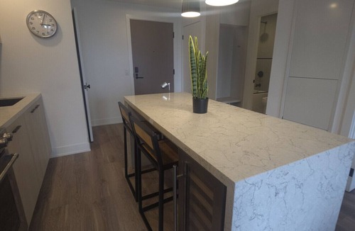 Downtown Toronto Apartment | Bright & Comfortable 2B Apartment | Elm Ledbury