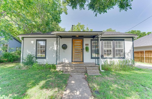 Midlothian House | Bright Ivory Studio Getaway- Walk Shops & Dining