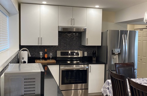 Okanagan-Similkameen Apartment | Bright poolside 2 bed, 2 bath Walkout Basement Suite