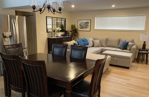 Okanagan-Similkameen Apartment | Bright poolside 2 bed, 2 bath Walkout Basement Suite