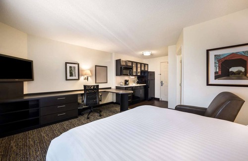 South Hills Hotel | Bright Queen Studio Suite | Full Kitchen, BBQ, 6.8 mi to Pittsburgh Speedway