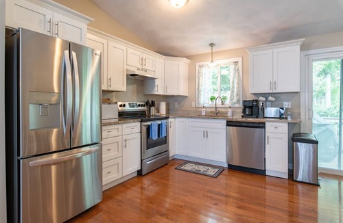 Saunderstown House | Bright & Sunny Two level home, sleeps 10 w/association beach