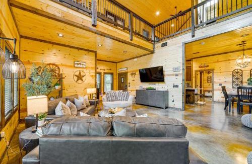 Broken Bow House | Broken Bow Cabin Near Choctaw Casino: Hot Tub!