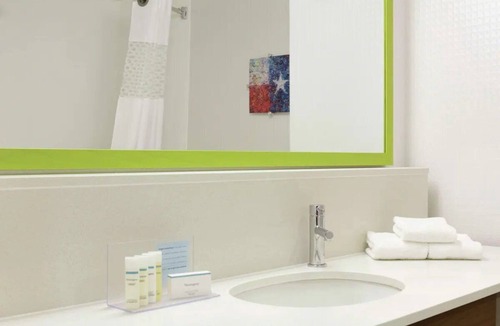 US 290 Hotel | Brookhollow Accommodation near Local Restaurants | Pets Allowed | Free Parking