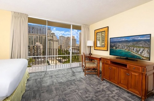Waikiki Hotel | Budget Friendly, Spacious Suite, Full Kitchenette & Lanai - Near Waikiki Beach!