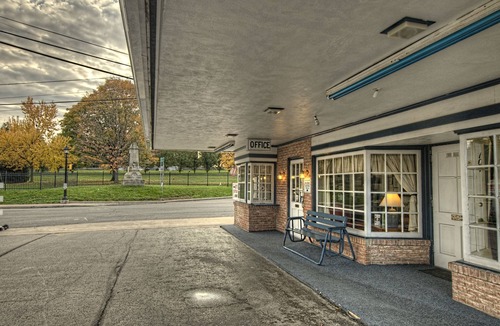 Gettysburg Hotel | Budget Host Three Crowns Motor Lodge