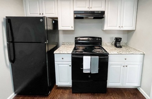 Central City Apartment | Budget Stay - Minutes to Dining, Beach & Downtown