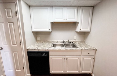 Central City Apartment | Budget Stay - Minutes to Dining, Beach & Downtown