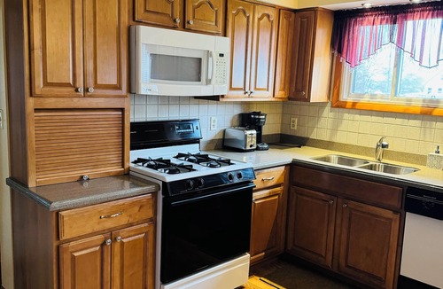 Cheektowaga Apartment | Buffalo Niagara international airport 2 minutes away from the house
