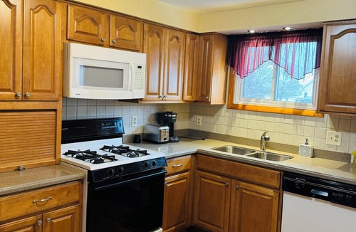 Cheektowaga Apartment | Buffalo Niagara international airport 2 minutes away from the house