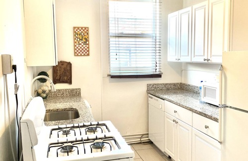 Italian Village Apartment | C- spacious one bedroom apartment just 16 minutes walk to Nationwide Arena