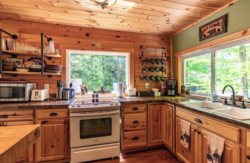 Town of Webb Cabin | Cabin close to town, private beach, parking & hot tub