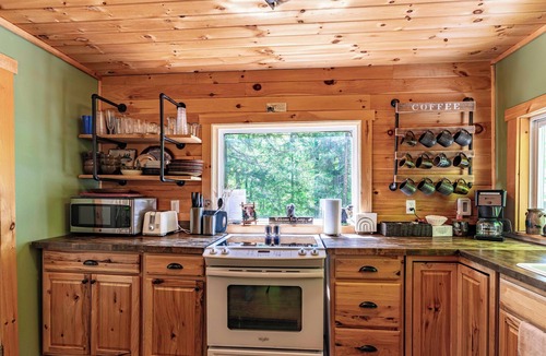 Town of Webb Cabin | Cabin close to town, private beach, parking & hot tub