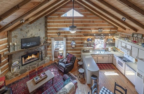 Dial Cabin | Cabin+Hot Tub+Creek+Natl Forest+Fire Pit+Pool Table